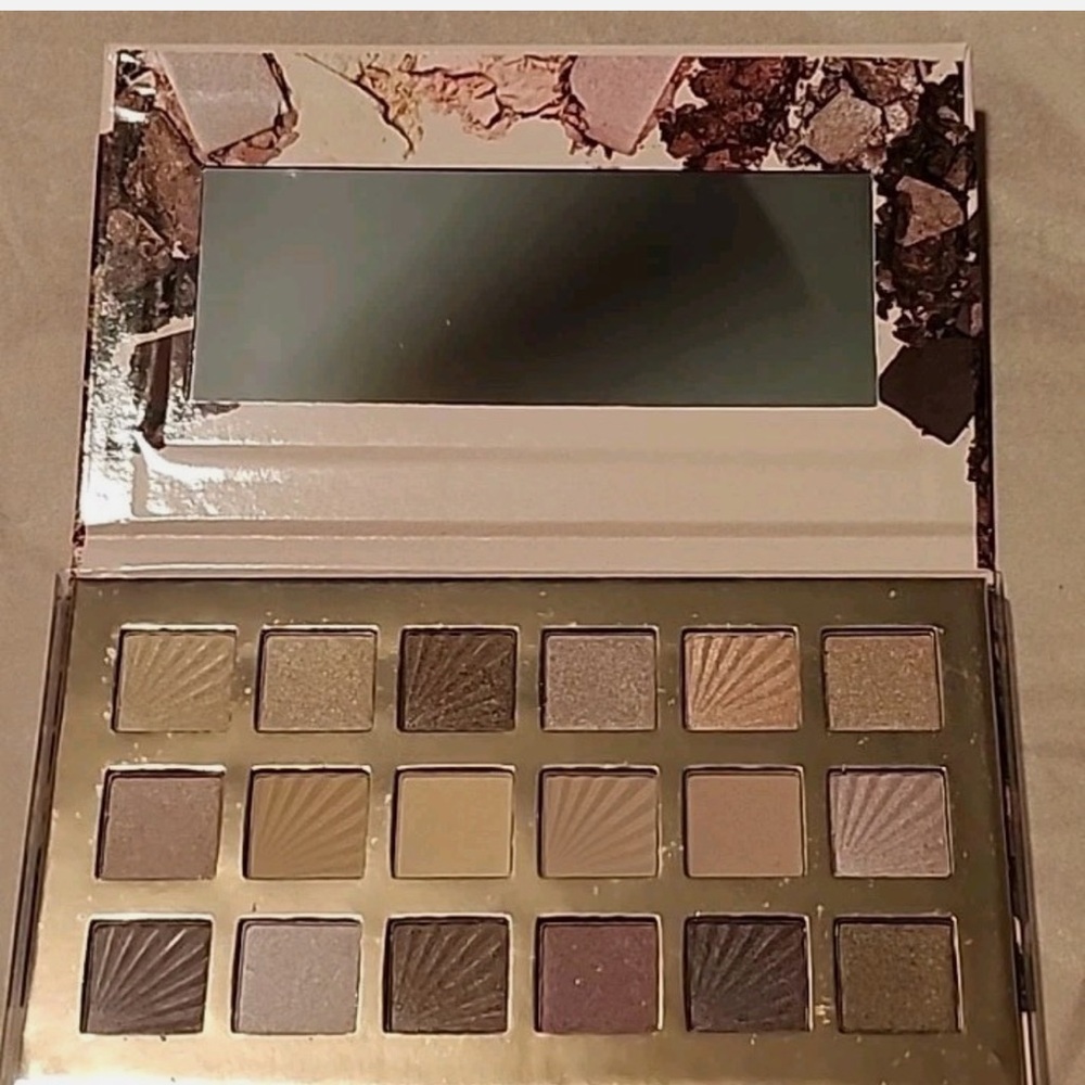 BNWT Nicole Miller Mauvy Nudes Eyeshadow Collection